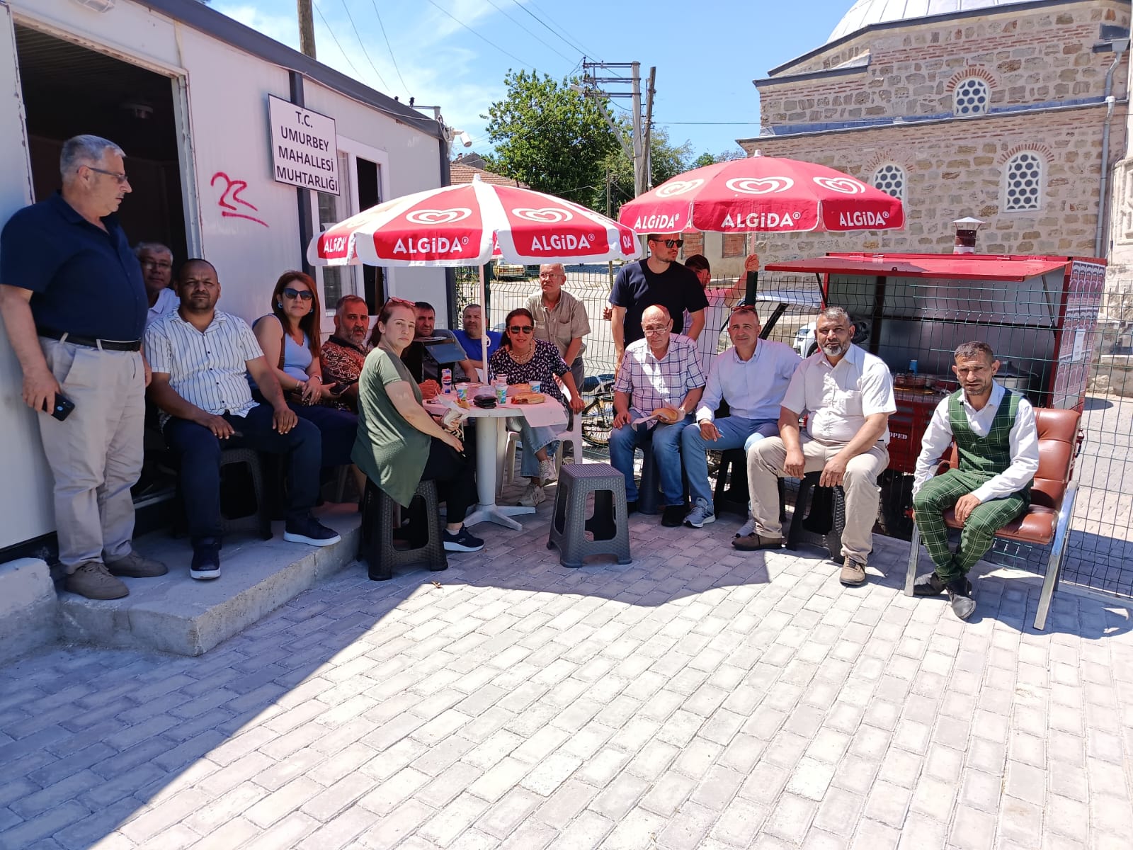 Edirne’nin Umurbey Mahallesi Muhtarı Turhan Özgünden, geleneksel lezzetlerinden tencere köfteyi, muhtarlık yanındaki tezgahında satmaya başladı.